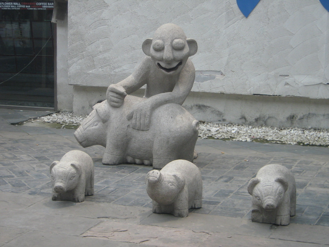 A happy monkey-thing, a pig and three piglets. Chendu. Pablo González de Prado Salas