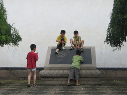 Children playing-Suzhou. Pablo González de Prado Salas